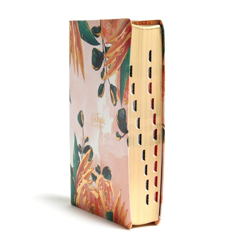 Una imagen de un libro de pie, con el lomo visible, con bordes dorados y una funda con un estampado botánico en tonos rosados y verdes, y el texto Estrada elijo en la esquina inferior izquierda.