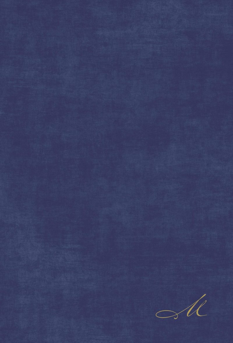 Fondo texturizado en color azul marino con una letra M estilizada en color dorado en la esquina inferior derecha.