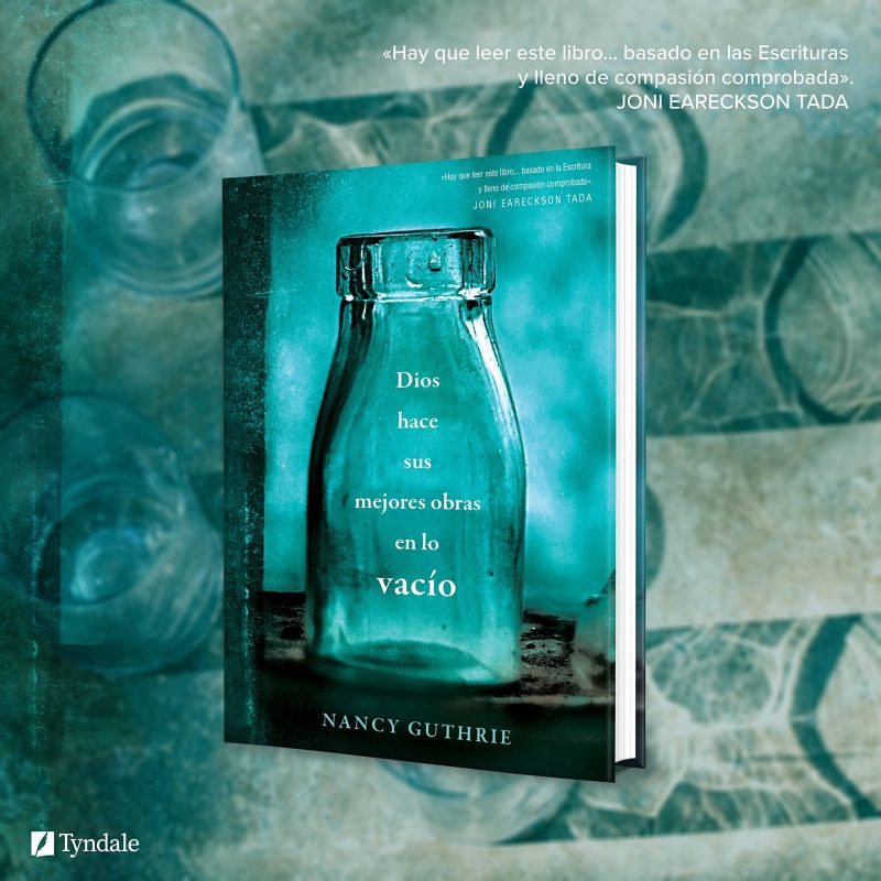 Portada del libro 'Dios hace sus mejores obras en lo vacío' por Nancy Guthrie, presentada sobre un fondo azul-verdoso con imágenes de vidrio y agua que evocan tranquilidad y reflexión.