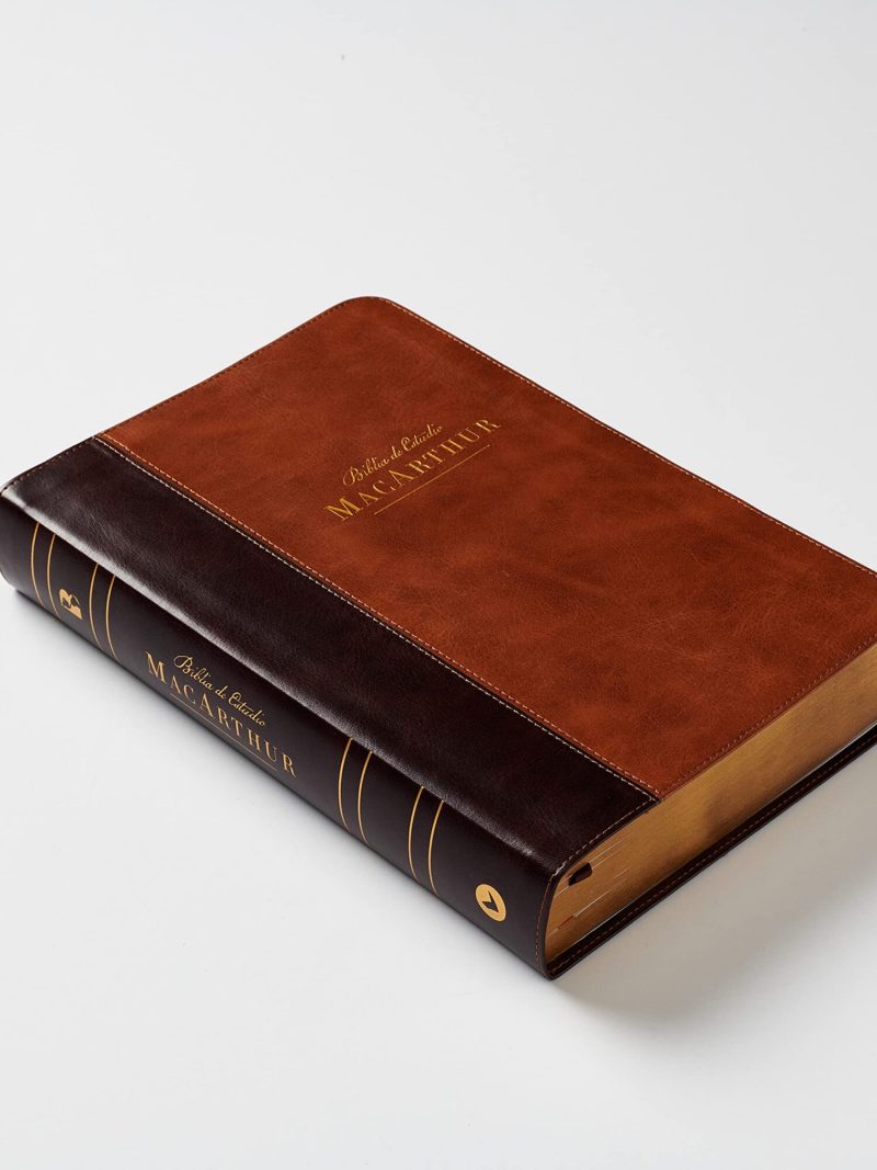 Una fotografía de una Biblia de estudio encuadernada en cuero con el nombre 'MacArthur' en dorado en la cubierta y el lomo.