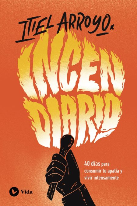 Ilustración de un libro titulado INCENDIARIO, con una gran llama en la parte superior que forma parte de la palabra. Un brazo sosteniendo un micrófono emerge de la parte inferior, y el fondo es de un color rojo anaranjado. El subtítulo dice 40 días para consumir tu apatía y vivir intensamente.