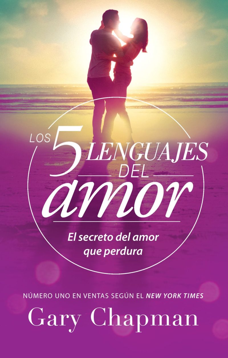 Portada del libro 'Los 5 Lenguajes del Amor' por Gary Chapman. Una pareja se abraza cariñosamente en una playa al atardecer con tonos rosas y morados dominando la escena.