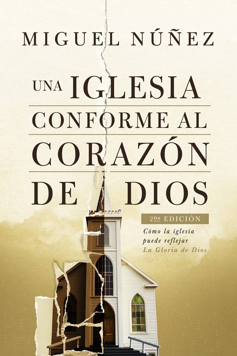 Esta imagen es la portada de un libro cuyo título, Una Iglesia conforme al corazón de Dios, sugiere un contenido centrado en la fe cristiana y la alineación de las prácticas de la iglesia con las enseñanzas de Dios. La portada muestra una iglesia tradicional con una torre y una cruz en lo alto. Una gran grieta vertical divide la imagen, y a través de esta grieta se puede ver otra iglesia en su interior, lo que puede simbolizar una introspección o una dualidad entre la apariencia externa y la verdadera esencia de una iglesia. La presencia del texto 2da edición y el subtítulo Cómo la iglesia puede reflejar la Gloria de Dios subraya que esta obra ofrece una perspectiva sobre cómo la iglesia puede y debe reflejar los valores divinos. El uso de tipografía negra clásica sobre un fondo de tonos cálidos y neutros da a la portada un aspecto sobrio y reflexivo.
