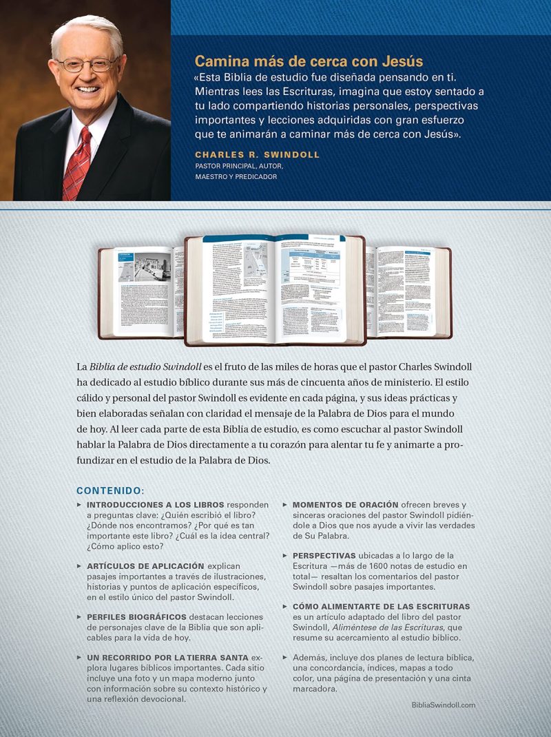 Afiche promocional con el retrato de Charles R. Swindoll y una imagen de la Biblia de Estudio Swindoll abierta mostrando su contenido y características, sobre un fondo azul claro.