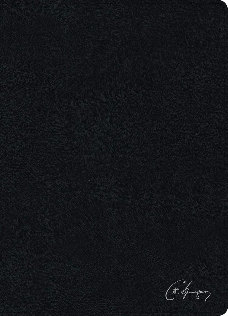 Agenda o libro de tapa dura negra texturizada con la firma de alguien en la parte inferior derecha.