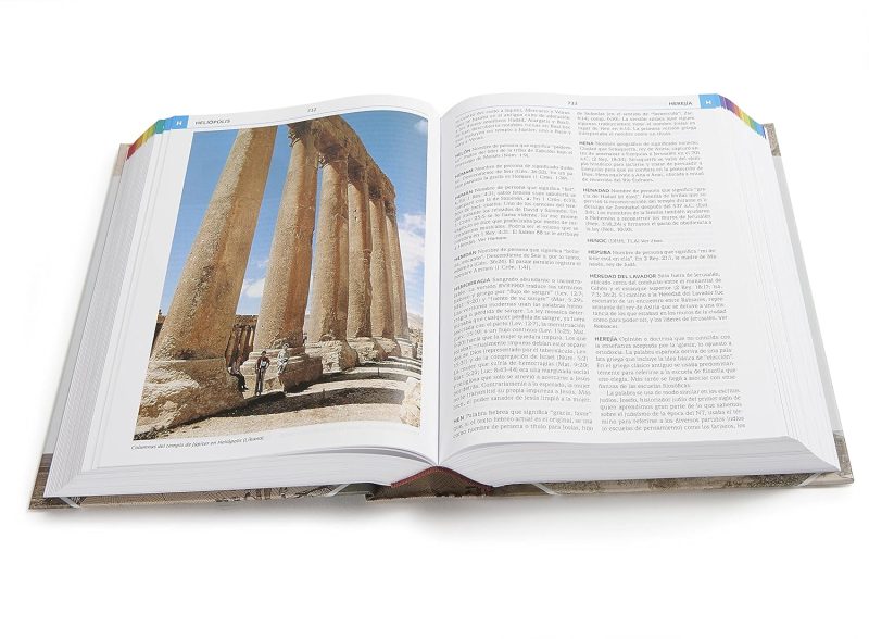 ** Libro abierto con una foto de columnas antiguas y texto.