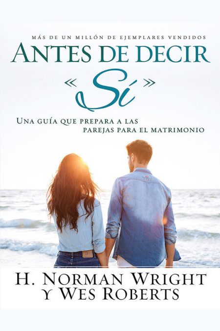  portada de un libro titulado Antes de Decir <<S>>. En la parte superior, se destaca que se han vendido más de un millón de ejemplares. Debajo del título, hay un subtítulo que indica Una guía que prepara a las parejas para el matrimonio. La fotografía de la portada capta a una pareja de espaldas, tomados de la mano y mirando hacia el horizonte sobre un mar tranquilo que refleja la luz del sol. Ambos visten ropa casual y jeans. En la parte inferior de la imagen se presentan los nombres de los autores, H. Norman Wright y Wes Roberts, en letras negras resaltadas sobre el fondo claro del cielo y el mar.