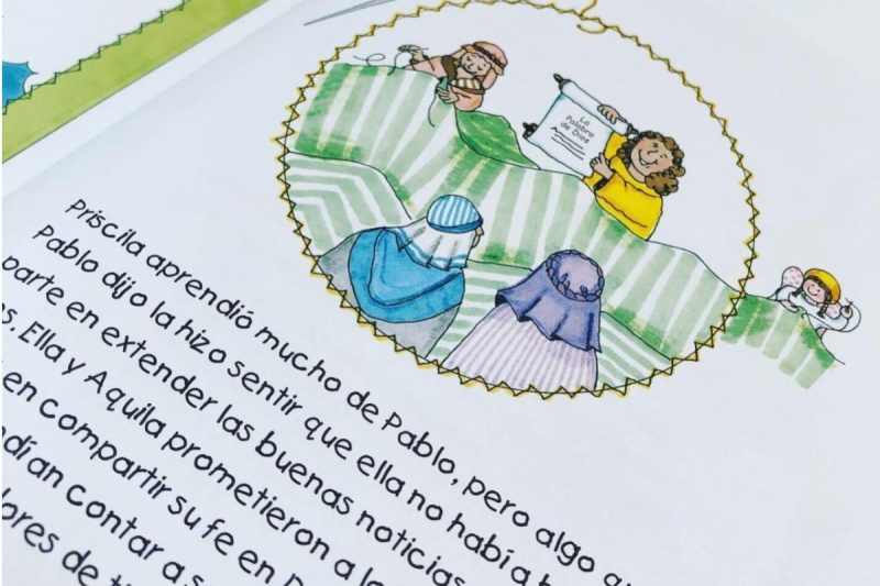 Ilustración de un grupo de personas de estilo caricaturesco compartiendo un mensaje a través de un pergamino en un paisaje ondulado y verde, destacando la colaboración y la comunicación.