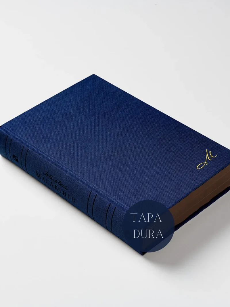 ** Libro de tapa dura azul con detalles dorados en la cubierta.