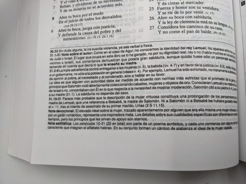 ** Primer plano de una página de libro con texto en español que discute temas de justicia y significado cultural.