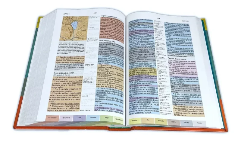 ** Una Biblia de estudio abierta mostrando varias columnas de texto con diferentes colores y una pequeña sección con un mapa.