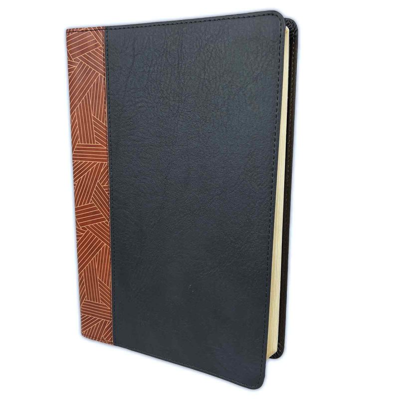 Una agenda cerrada con una cubierta de cuero negro que tiene un diseño geométrico marrón en la parte superior izquierda, sugerente de una combinación de elegancia y funcionalidad.