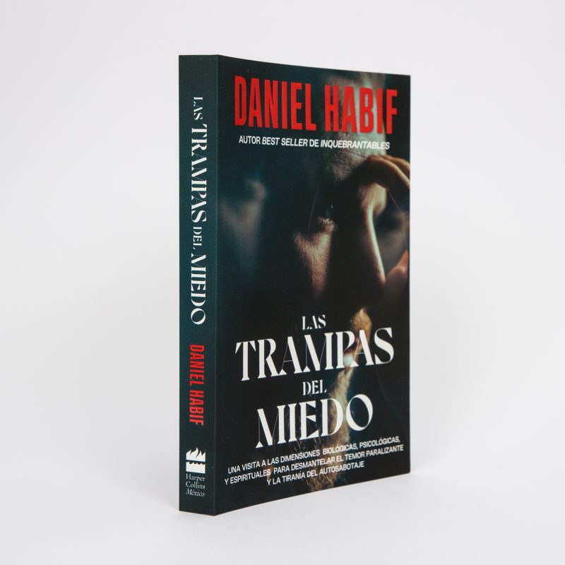 Imagen de un libro titulado 'Las Trampas del Miedo' por Daniel Habif. Portada en tonos oscuros con la imagen de una persona y texto en rojo y blanco.