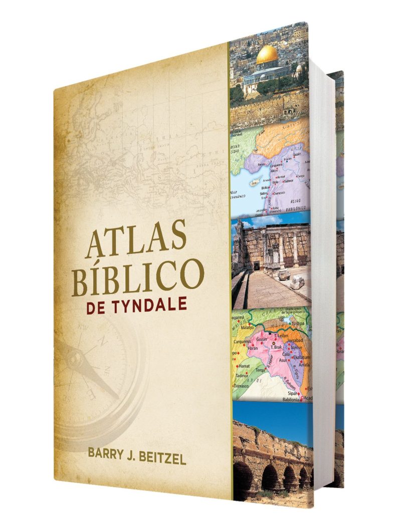 Fotografía del Atlas Bíblico de Tyndale de Barry J. Beitzel, mostrando la portada que combina imágenes de mapas antiguos, reliquias históricas y un compás.