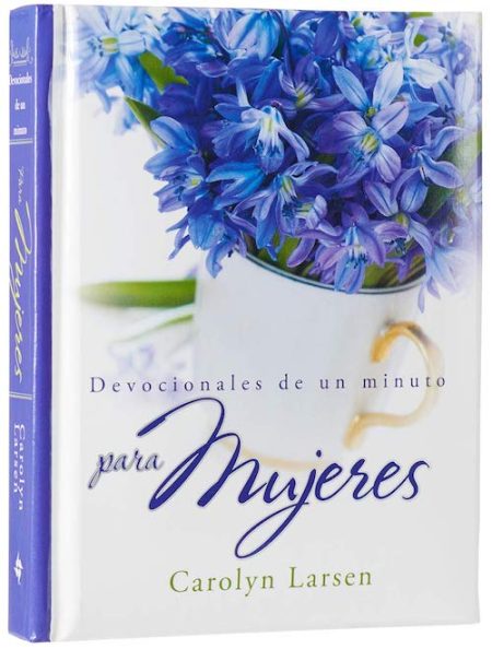 Una imagen de la portada de un libro titulado Devocionales de un minuto para Mujeres por Carolyn Larsen. La portada presenta una fotografía de flores azules dispuestas en una taza blanca con un asa dorada.