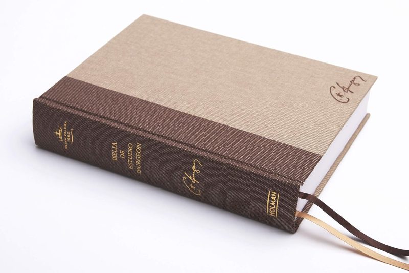 ** Biblia de estudio con cubierta marrón y beige, y cintas para marcar páginas.