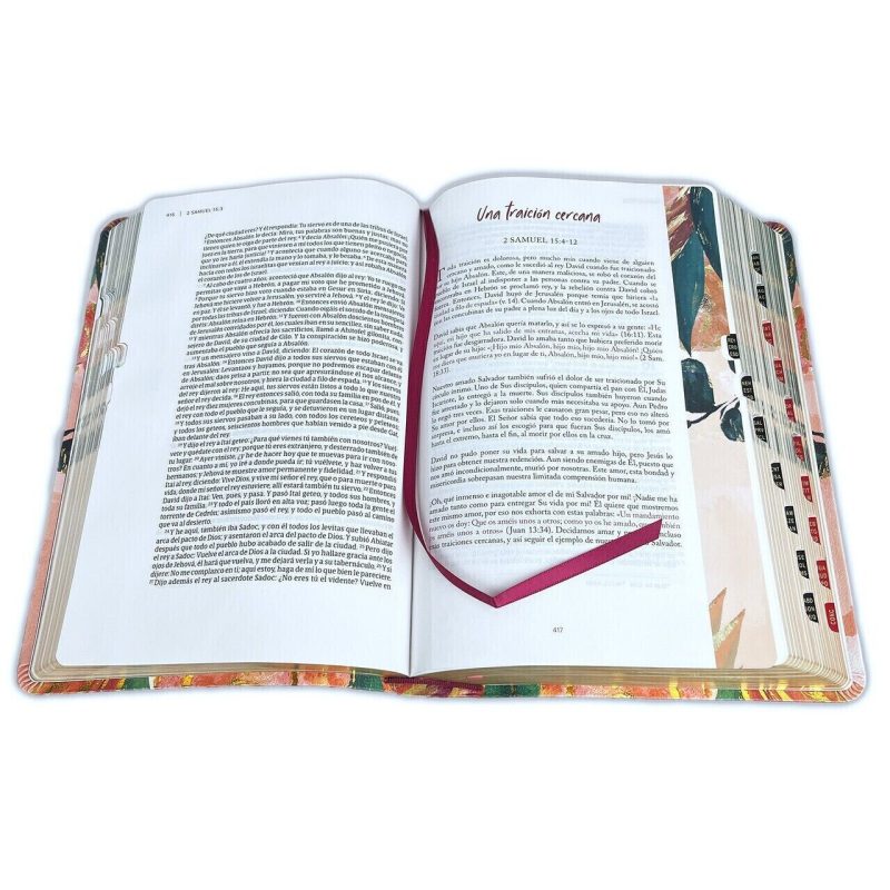 ** Una Biblia abierta con un marcador rojo en sus páginas.