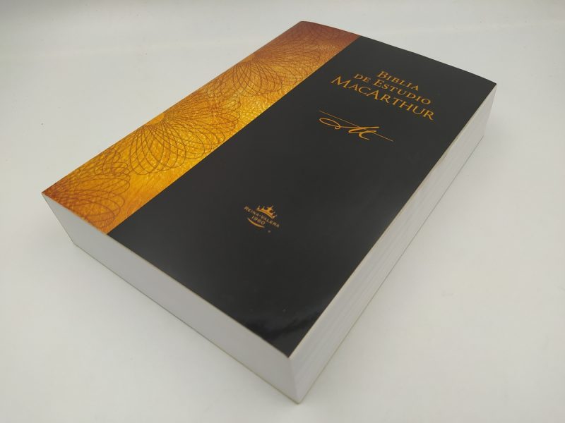 ** Imagen de la Biblia de Estudio MacArthur con cubierta negra y dorada.