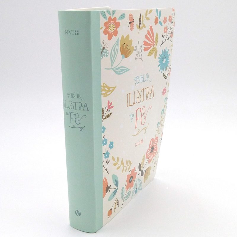 ** Biblia con ilustraciones y diseño floral en tonos pastel, vista lateral.