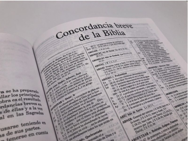 Foto de una página abierta de una concordancia bíblica en español con el título 'Concordancia breve de la Biblia', mostrando listas de versículos y referencias.