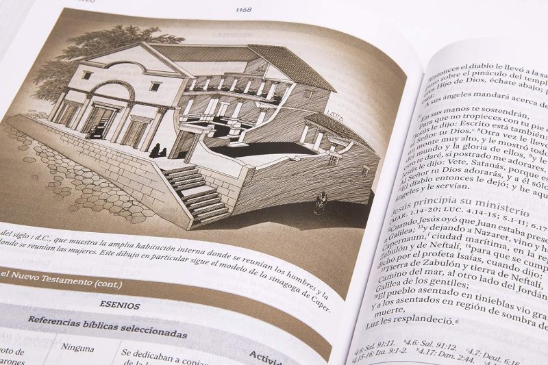 ** Imagen de un libro abierto mostrando una ilustración arquitectónica detallada junto a texto descriptivo en español.