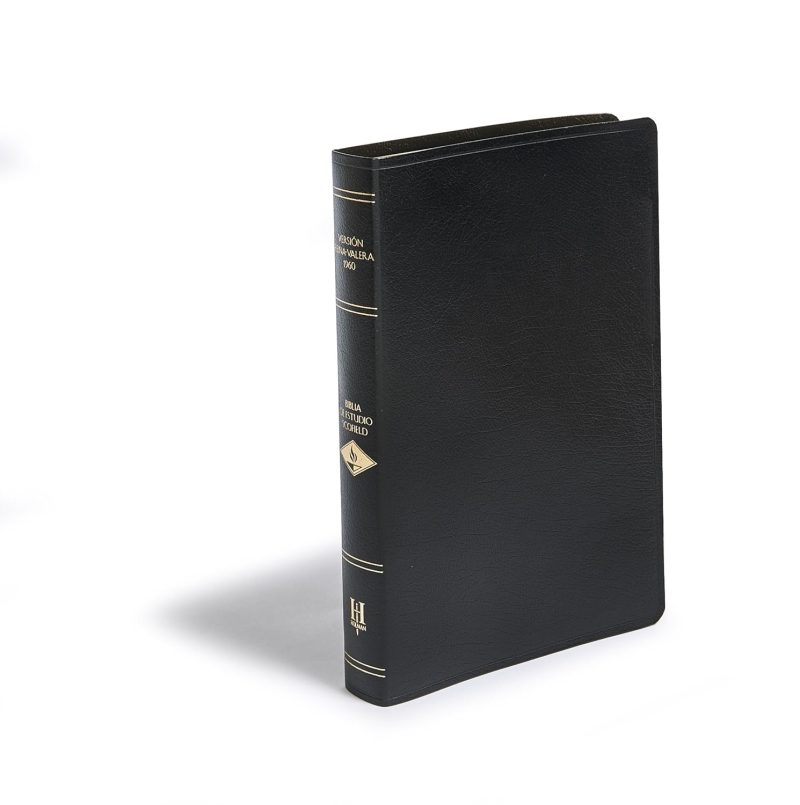 ** Vista lateral de una Biblia de tapa dura negra con letras doradas.