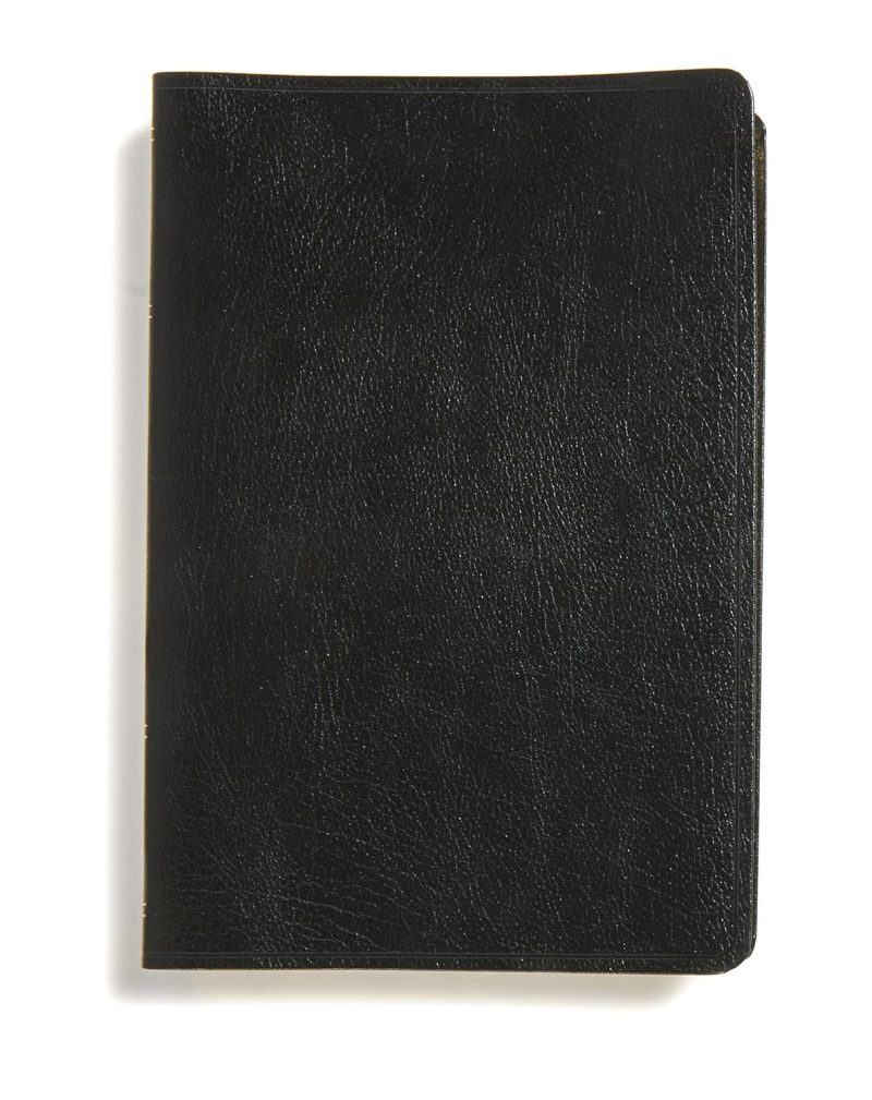** Libreta de notas de cubierta negra.