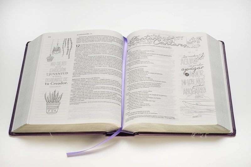 ** Una Biblia abierta mostrando páginas con texto e ilustraciones al margen, con un marcador de cinta violeta.