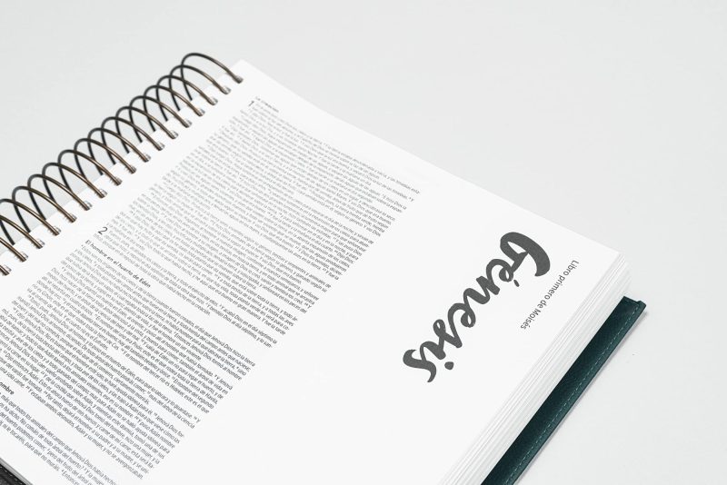 Una libreta abierta con espiral y páginas impresas en un fondo blanco y el título Growth claramente visible al revés en la parte inferior de la página derecha.