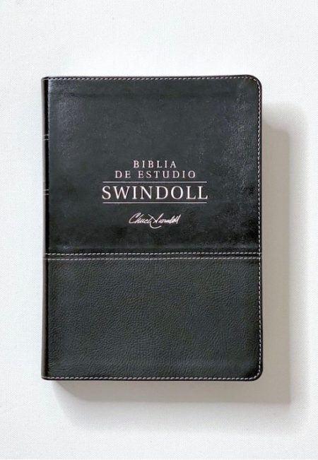 Una Biblia de estudio Swindoll con tapa de cuero negro y el nombre Charles Swindoll inscrito en la parte inferior de la tapa, sobre un fondo blanco.
