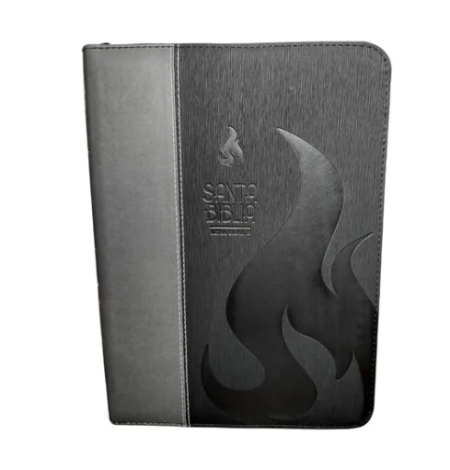 Funda de libro en tonos grises, decorada con una imagen grabada de llamas y el texto 'Santa Biblia' en la parte superior derecha.