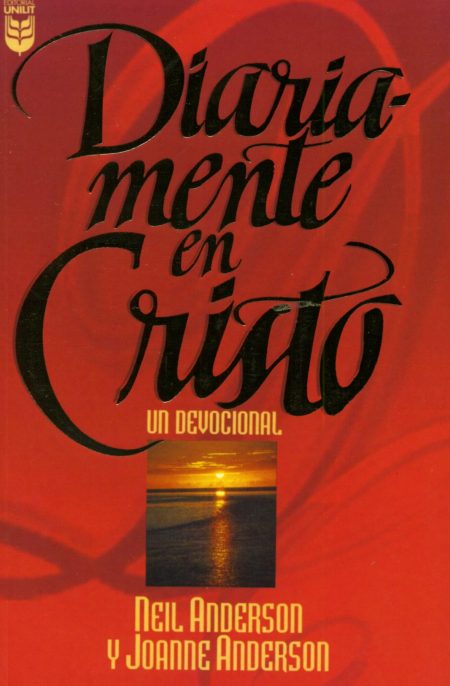 Portada de un libro titulado 'Diariamente en Cristo, un devocional' por Neil Anderson y Joanne Anderson. La portada presenta un fondo rojo con letras dramáticas y una imagen de un atardecer sobre el agua.