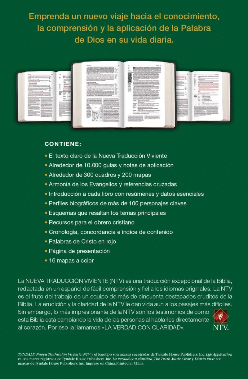 Una imagen promocional de la Biblia Nueva Traducción Viviente (NTV) abierta sobre una superficie verde, mostrando texto, guías y notas de aplicación en sus páginas, además de una lista de contenidos y características en la parte inferior sobre fondo blanco.