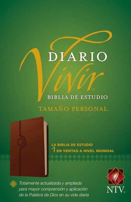 Portada de la Biblia de Estudio 'Diario Vivir' en tamaño personal. Diseño con fondo verde y letras doradas, incluye la imagen de la Biblia cerrada con tapa marrón y el logo de la versión NTV. Incluye la descripción 'Totalmente actualizada y ampliada para mayor comprensión y aplicación de la Palabra de Dios en su vida diaria' y el reconocimiento de ser la número 1 en ventas a nivel mundial.