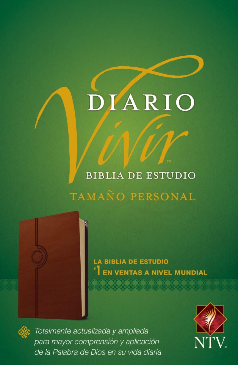 Portada de la Biblia de Estudio 'Diario Vivir' en tamaño personal. Diseño con fondo verde y letras doradas, incluye la imagen de la Biblia cerrada con tapa marrón y el logo de la versión NTV. Incluye la descripción 'Totalmente actualizada y ampliada para mayor comprensión y aplicación de la Palabra de Dios en su vida diaria' y el reconocimiento de ser la número 1 en ventas a nivel mundial.