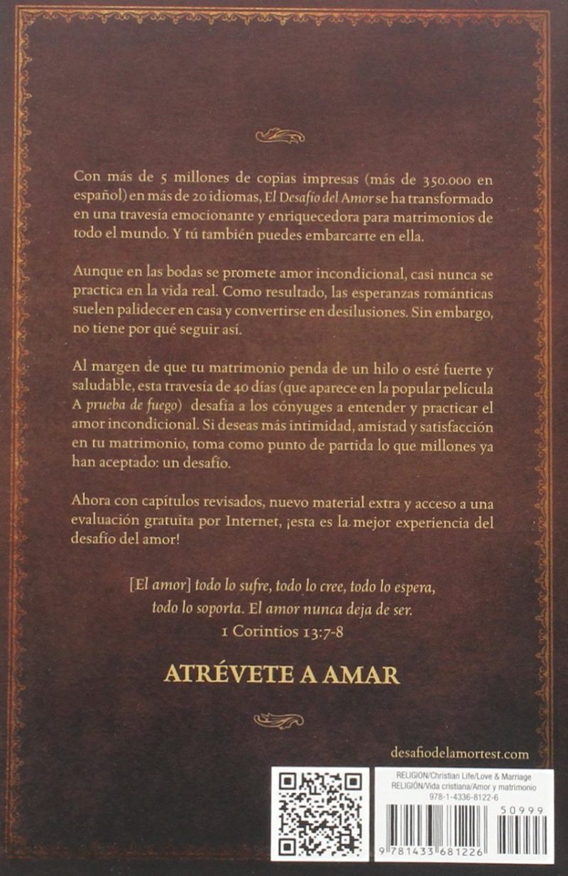 Contraportada de un libro titulado 'Atrévete a Amar' con texto promocional, citas y un código QR. El diseño muestra una textura que imita cuero marrón oscuro con bordes ornamentados.