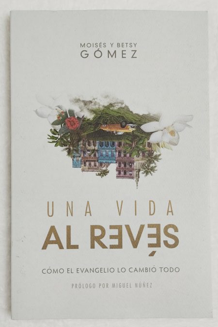 Portada del libro 'Una Vida al Revés' por Moisés y Betsy Gómez, mostrando un diseño gráfico con elementos naturales y arquitectónicos invertidos.
