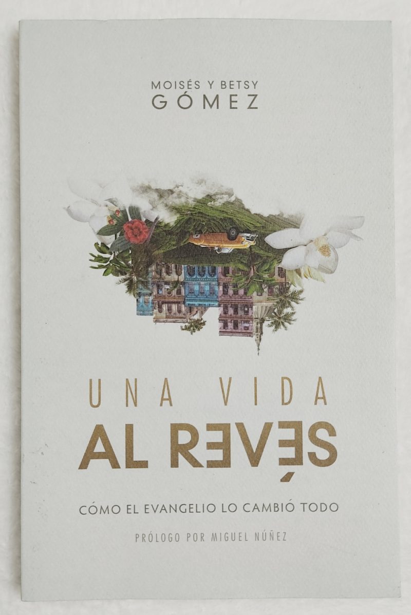 Portada del libro 'Una Vida al Revés' por Moisés y Betsy Gómez, mostrando un diseño gráfico con elementos naturales y arquitectónicos invertidos.