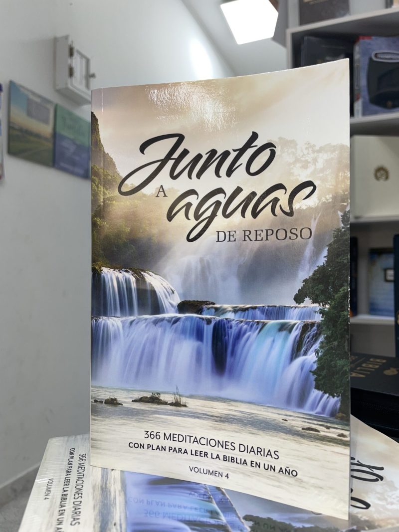 Un libro titulado 'Junto a aguas de reposo' con la imagen de una cascada vigorosa en la portada, prometiendo 366 meditaciones diarias con un plan de lectura bíblica anual, volumen 4.