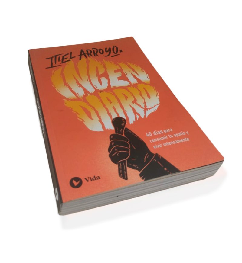 ** Portada del libro titulado "Incendiario" de Itiel Arroyo, con diseño de una mano sosteniendo un fósforo en llamas sobre fondo naranja.