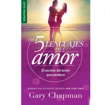 Portada del libro Los 5 lenguajes del amor por Gary Chapman, mostrando la silueta de una pareja abrazada contra un atardecer vibrante, con destellos de luz entre ellos.