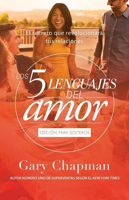 Portada del libro 'Los 5 lenguajes del amor Edición para solteros' por Gary Chapman, mostrando a tres personas sonrientes disfrutando de un momento juntos al aire libre con un fondo de paisaje urbano al atardecer.
