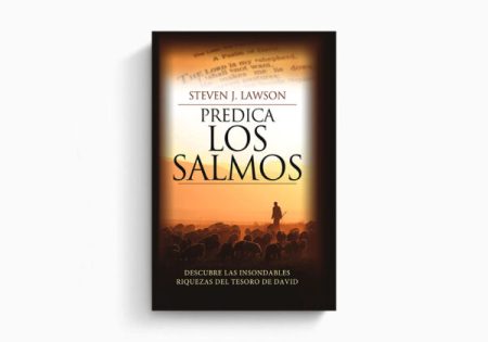 Imagen de la portada del libro 'Predica Los Salmos' con la silueta de una persona de pie sobre una colina y multitudes debajo durante un atardecer dorado.