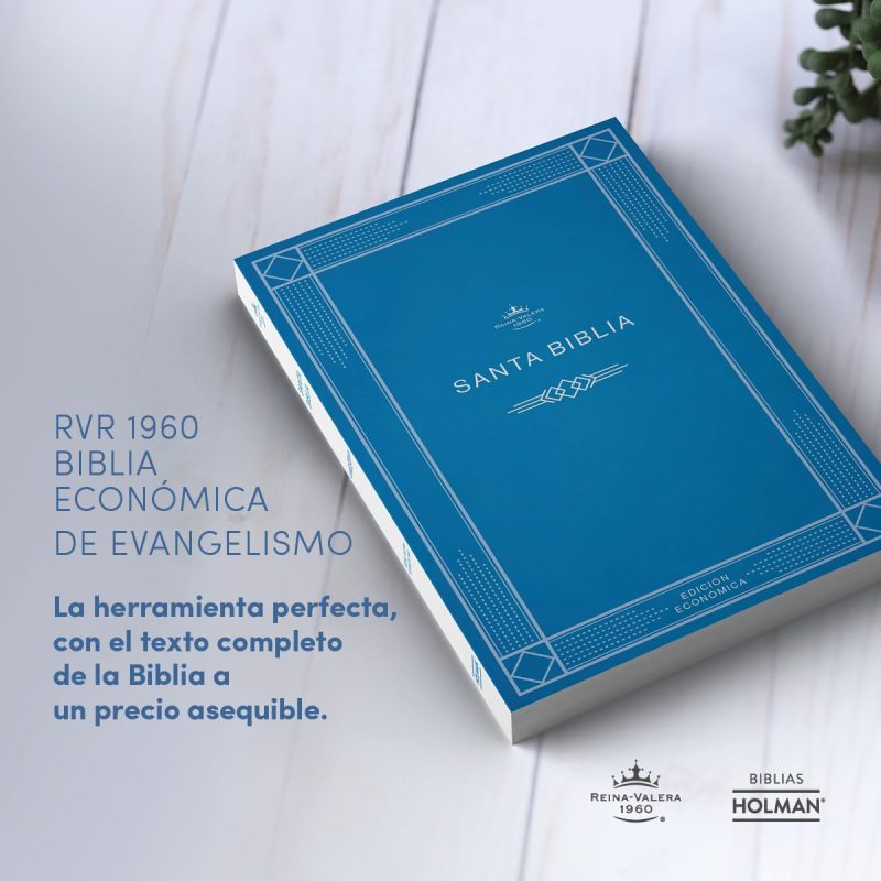 ** Biblia económica de evangelismo RVR 1960 de tapa azul sobre una superficie de madera clara.