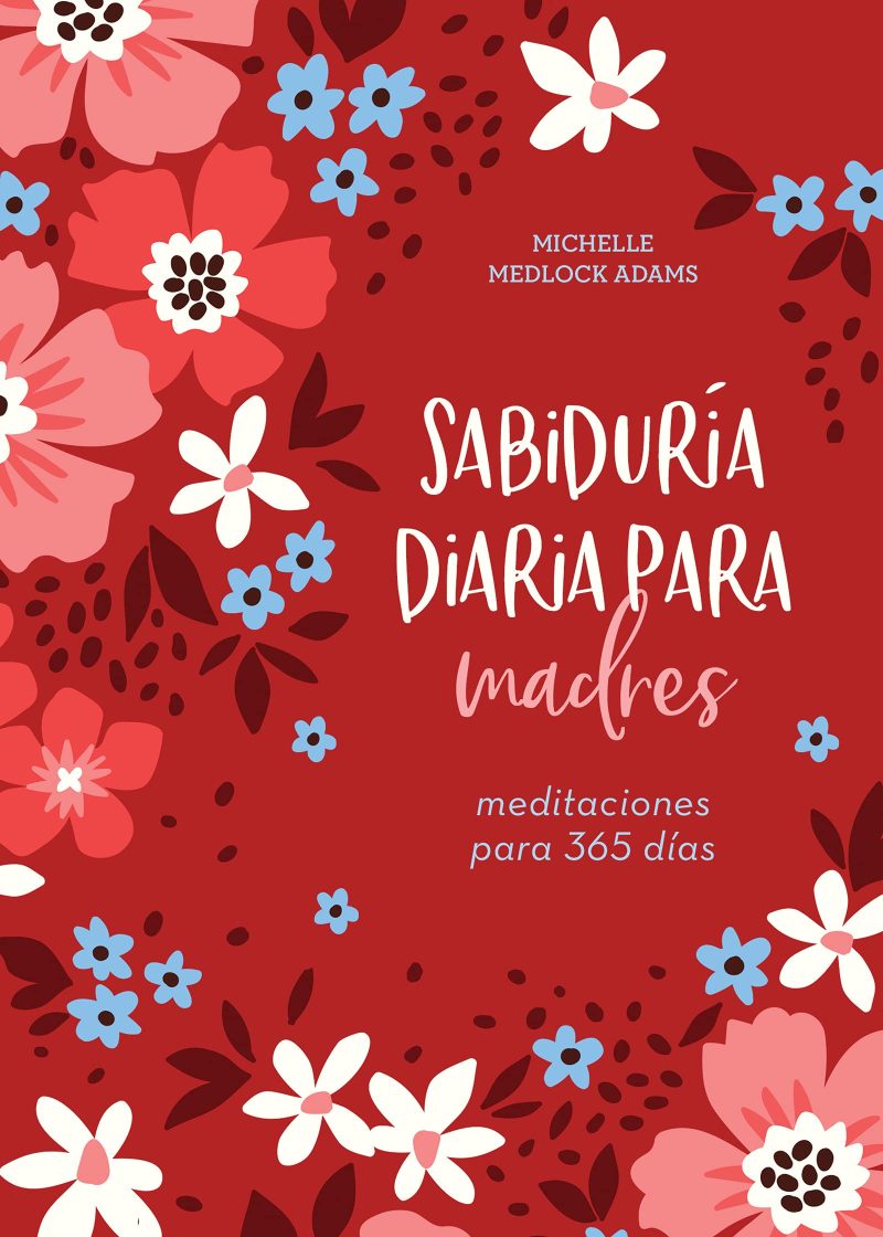 Portada de libro con un fondo rojo adornado con diversas flores estilizadas en tonos rosas, blancos y azules, con el título 'Sabiduría Diaria para Madres' y el subtítulo 'meditaciones para 365 días' en tipografía manuscrita de color blanco sobre una franja en color más oscuro.