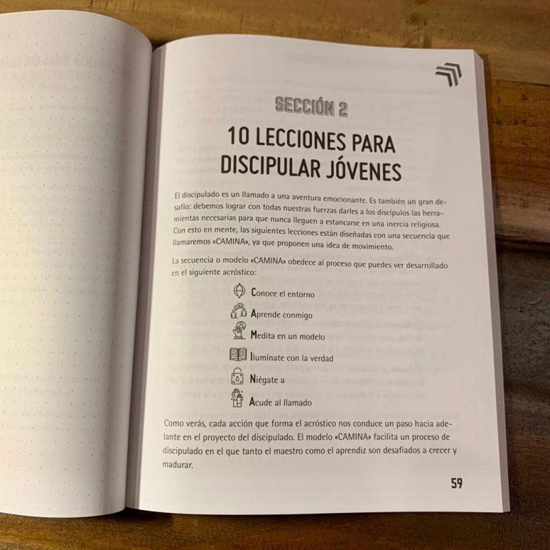 Página abierta de un libro con el título 'Sección 2 10 lecciones para discipular jóvenes', mostrando un listado de actividades y enseñanzas en un capítulo sobre educación religiosa para la juventud.