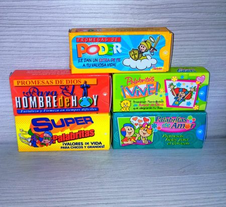 Cuatro cajas de colores vibrantes etiquetadas como Promesas de Poder, Promesas de Dios para el Hombre de Hoy, Super Palabritas y Palabritas de Amor, cada una con ilustraciones y textos que sugieren mensajes inspiradores y religiosos.