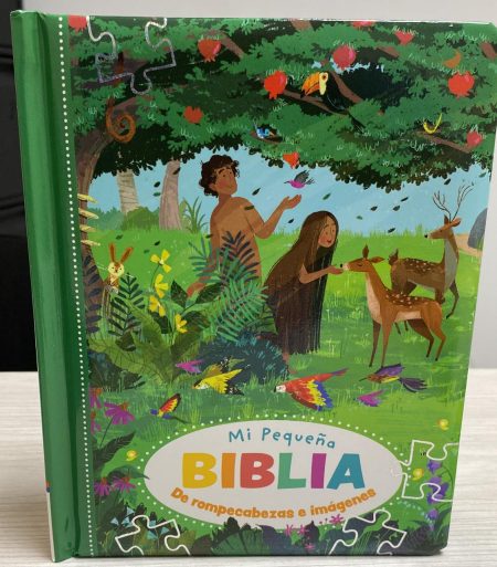 Imagen de la portada del libro Mi Pequeña Biblia, que presenta ilustraciones coloridas de dos figuras humanas rodeadas por animales y naturaleza, con piezas de rompecabezas a lo largo de los bordes.