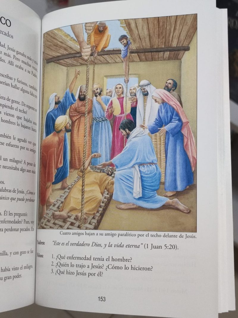 Ilustración de un pasaje bíblico donde cuatro hombres bajan a un amigo paralítico por el techo de una casa para que Jesús lo cure. La multitud observa expectante mientras Jesús se acerca al enfermo.