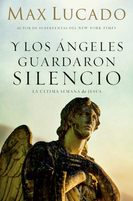 Portada del libro Y los Ángeles Guardaron Silencio por Max Lucado, mostrando la imagen de una estatua de un ángel con expresión pensativa y tonos dorados al atardecer.